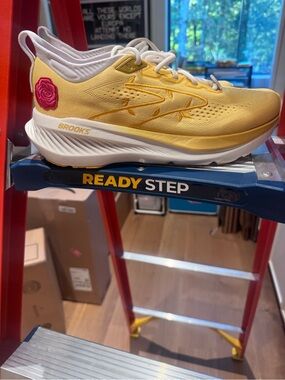 Brooks RunDisney Belle Sneakers size 10.5 new no box